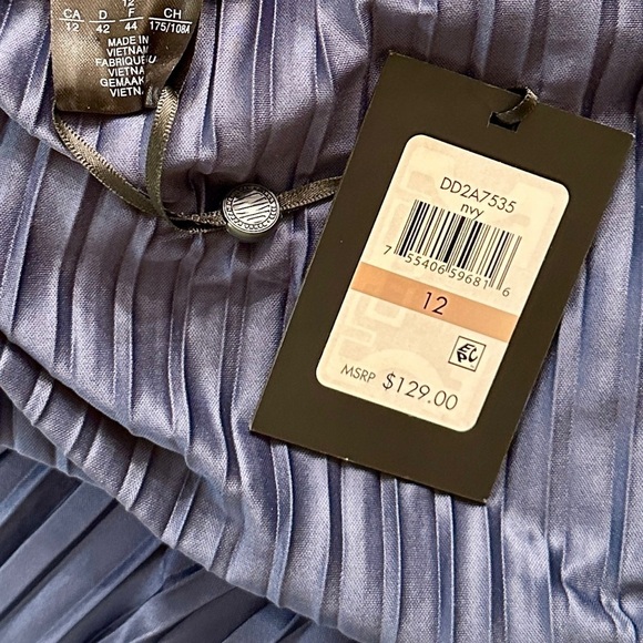 DKNY, NWT, SHIMMERY BLUE, PLEATED MIDI DRESS. SHORT SLEEVE, V-NECK. SIZE 12 - Picture 4 of 5